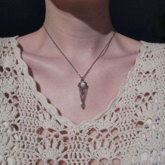 Antique style white pearl long chainmaille necklace with a small silver chain - Picture 7 of 8